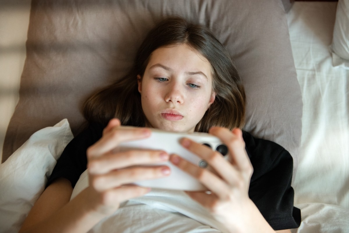 Study Finds Screen Time Affects Teen Sleep Patterns More Than Diet