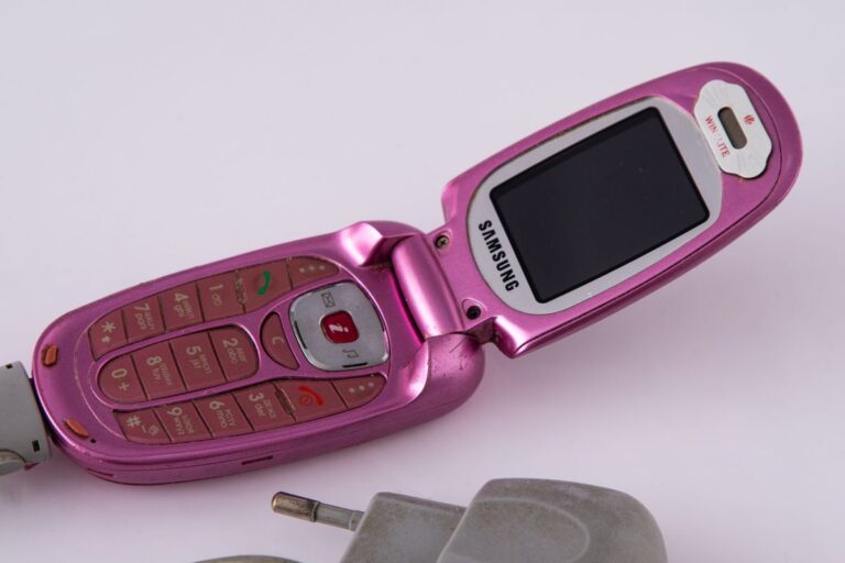 pink flip phone