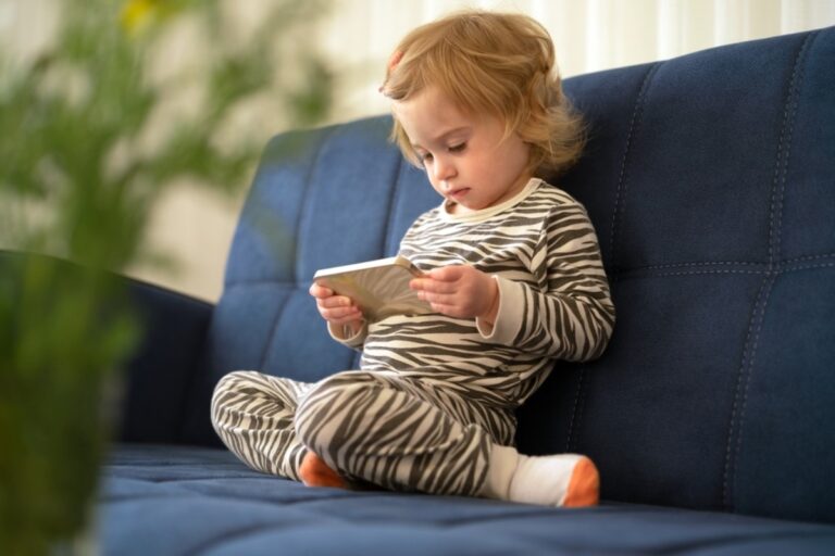 Parents Are Surprised by the New Viral Screen Time Approach for Toddlers
