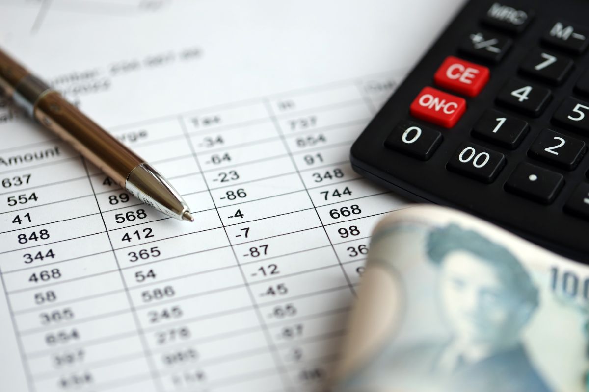 calculating taxes, calculator, numbers, pen and momey