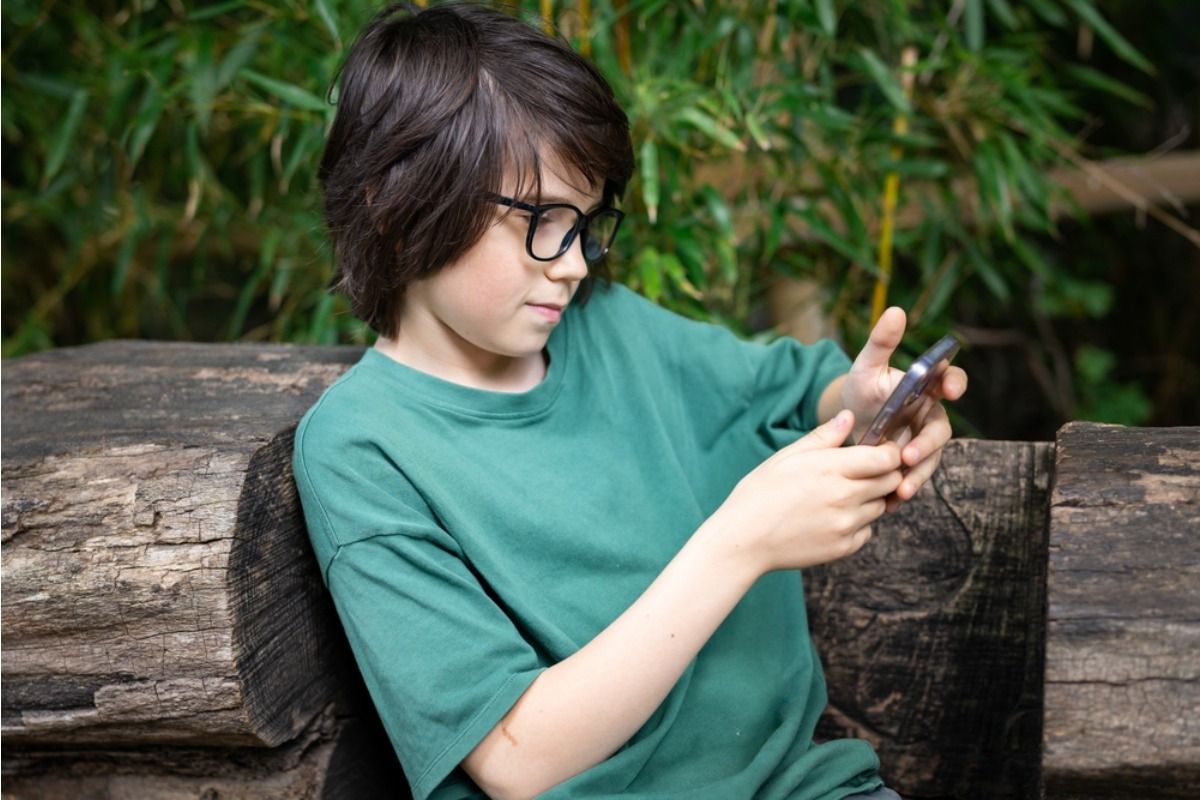 A Dad Says His Child Was Pressured to Delete Messages Before Coming Home, and Now He Feels “Something Isn’t Right”