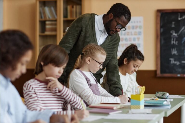 A Mom Says Her Child Was Told Not to Help a Classmate Because “Everyone Should Work Alone,” and It Felt Off to Her