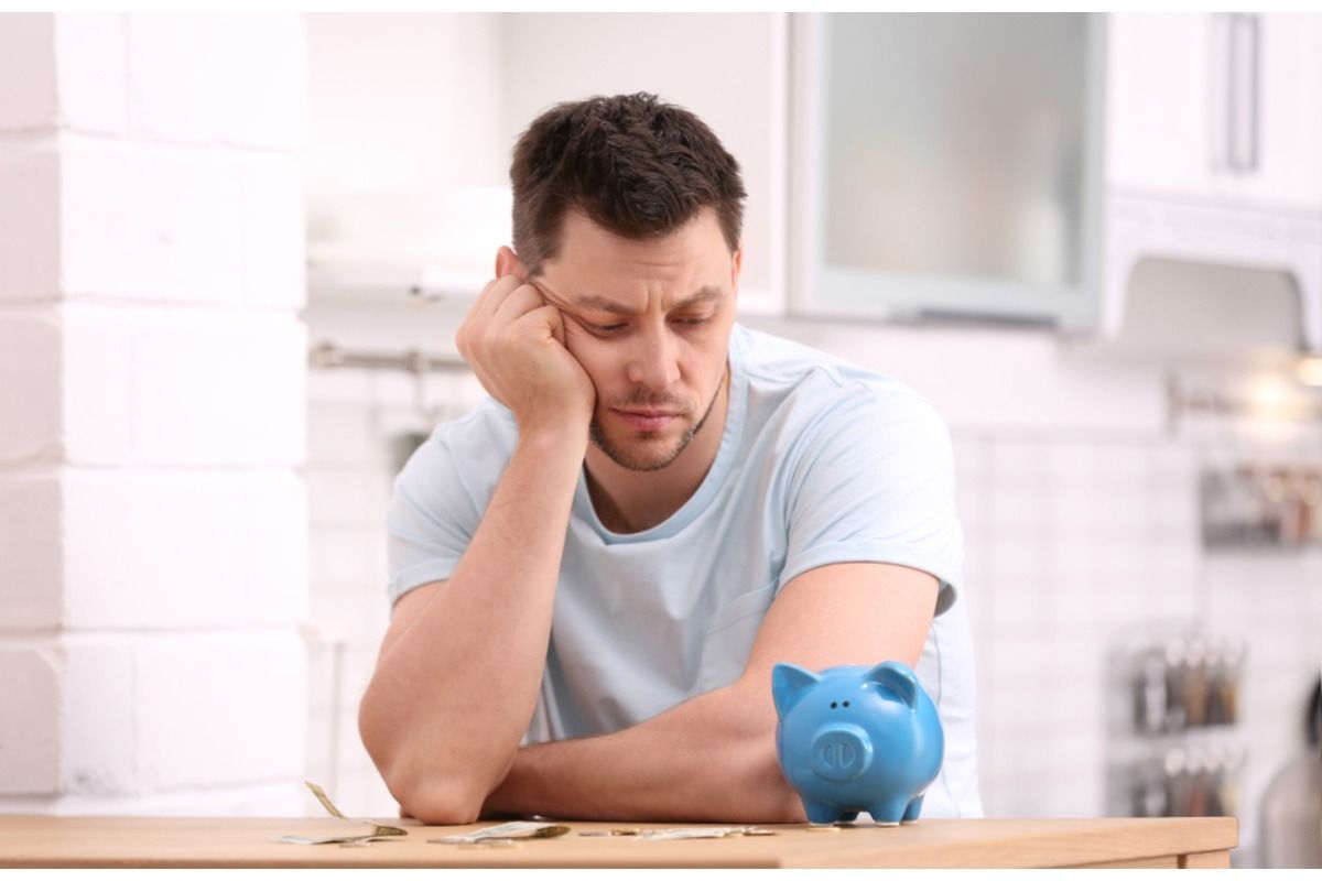 Man Says He Saved $100K While Living at Home, But Now Admits “It Cost Me My Social Life”