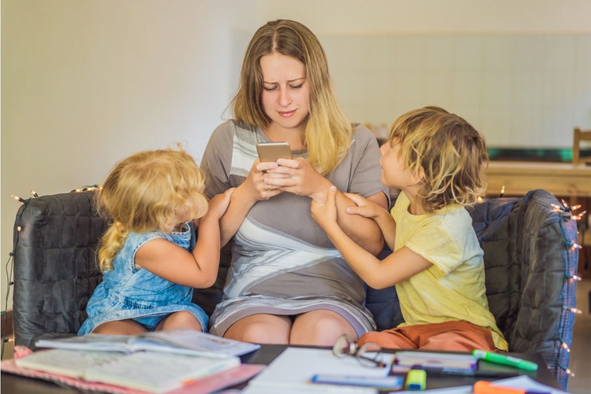 Mom Admits She’s Constantly Comparing Her Parenting to Others Online, Now She Feels Like She’s “Failing No Matter What She Does”