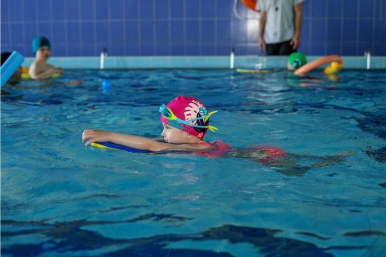 Mom Lets Ex Attend Daughter’s Swim Lessons Without Telling Boyfriend, Now He Says “You Need to Choose Me”
