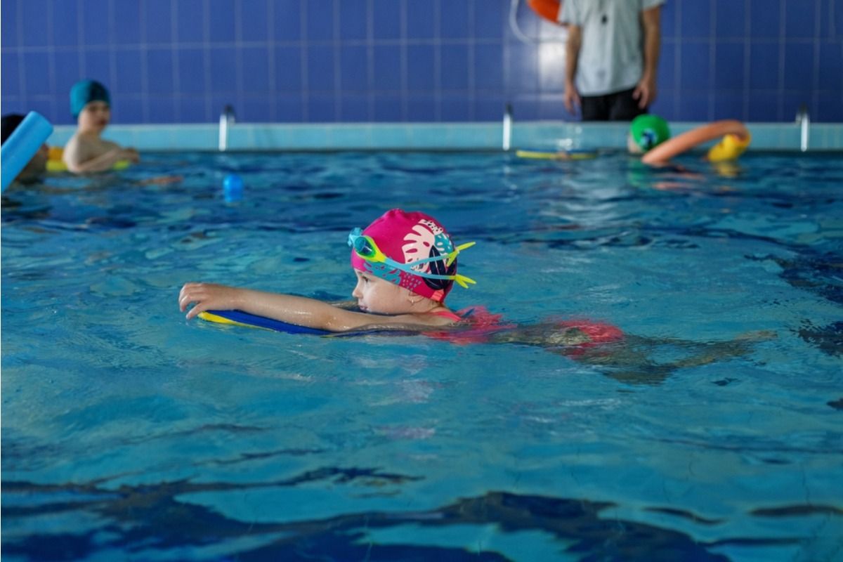 Mom Lets Ex Attend Daughter’s Swim Lessons Without Telling Boyfriend, Now He Says “You Need to Choose Me”