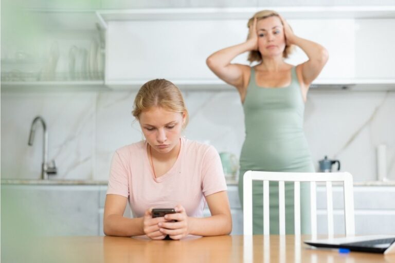 Mom Says Her Child’s Best Friend’s Parents Let Them Stay Online All Night and Now Her Own Rules Are “Not Being Taken Seriously”