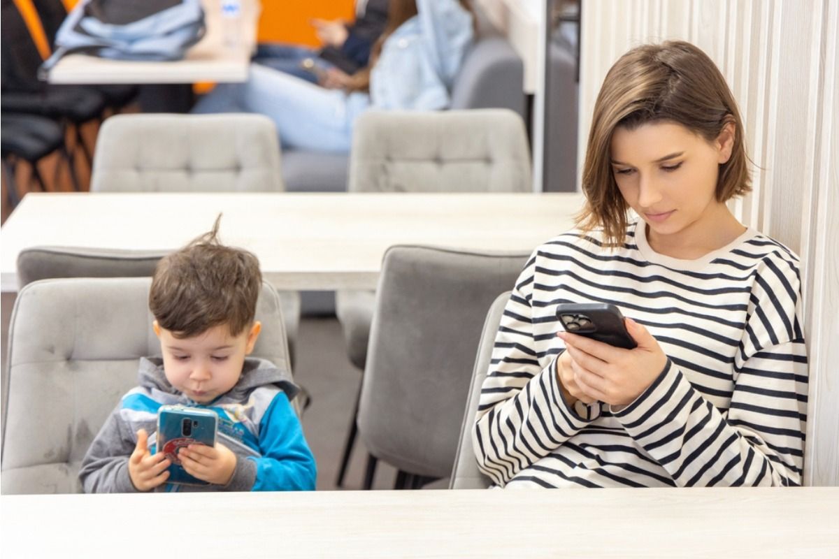 Mom Says Parents Are Glued to Their Phones During Toddler Class, Now Kids Are Getting Hurt and “No One Is Paying Attention”
