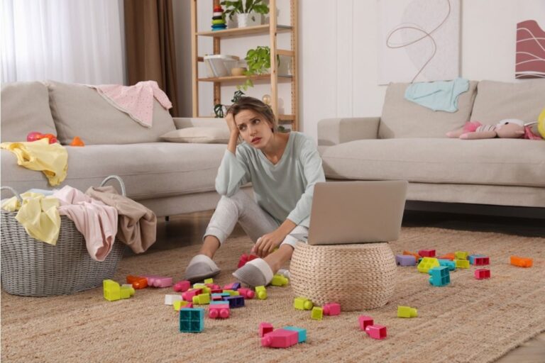 Mother Says She Feels Drained by the “Invisible Work” of Parenting, Now Others Are Calling It “The Hardest Part No One Sees”