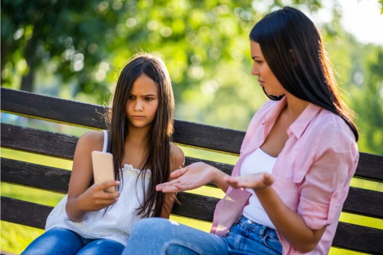 Parents Say They Limited Screen Time Strictly, Now Their Kids Feel “Left Out Compared to Everyone Else”