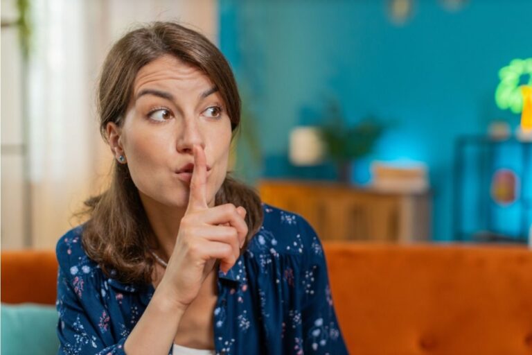 Woman Says She Kept Her Sister’s Secret About Dropping Out of University, Now Her Parents Say They “Can’t Trust Her”