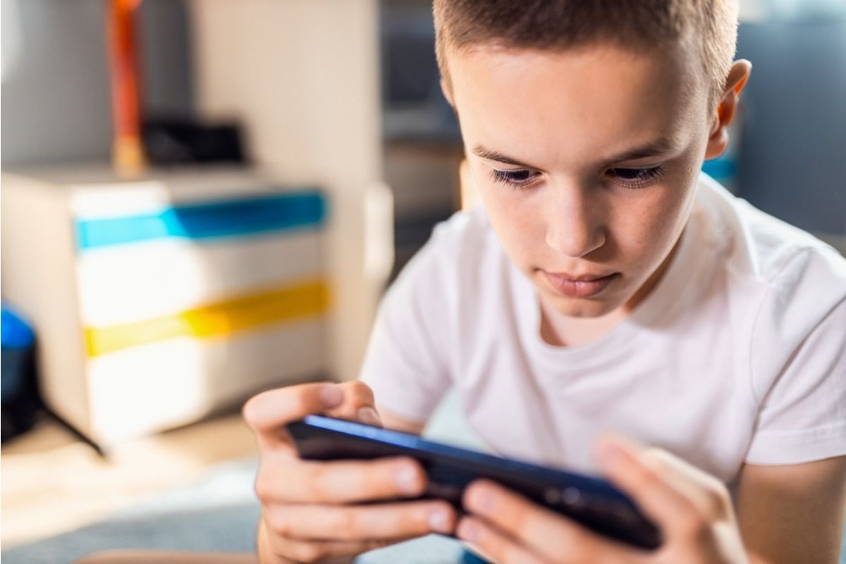 Dad Says He Refused to Buy a Second Device Just for Games, Now His Child Says He’s “The Only One Without It”