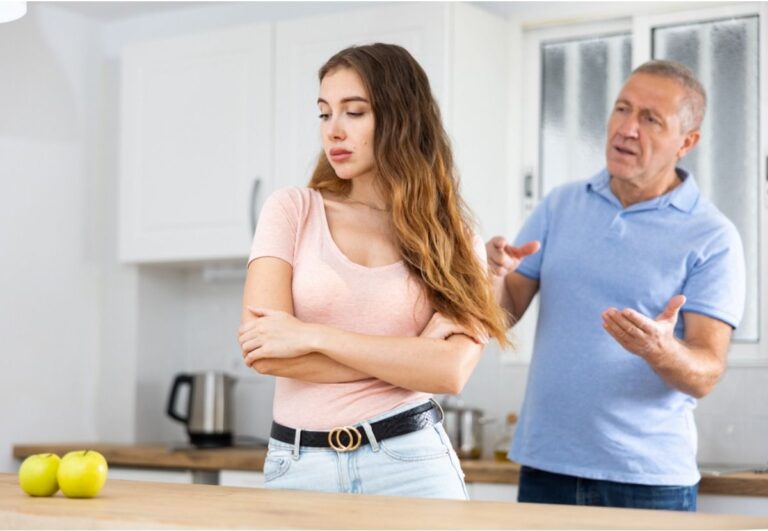 Dad Says He Refused to Give His Adult Daughter a House Key After She Moved Out, Now She Says He’s “Treating Her Like a Stranger”