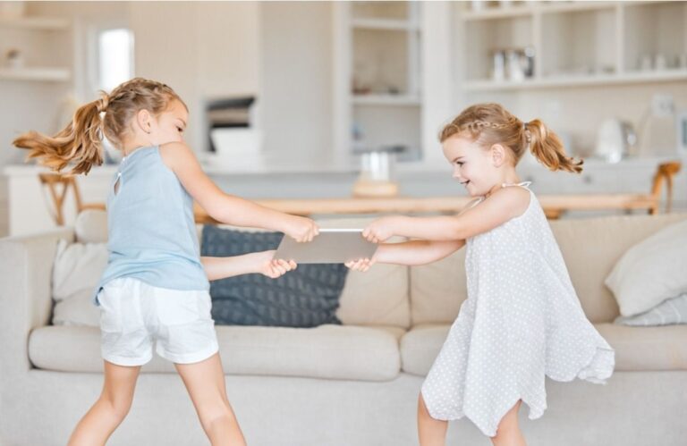 Dad Says He Refused to Intervene in His Kids’ Argument to “Let Them Learn,” Now It’s Turned Into a Bigger Conflict