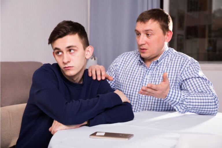 Dad Says He Refused to Keep Paying for His Son’s Expensive Online Subscriptions, Now He’s Being Called “Out of Touch”