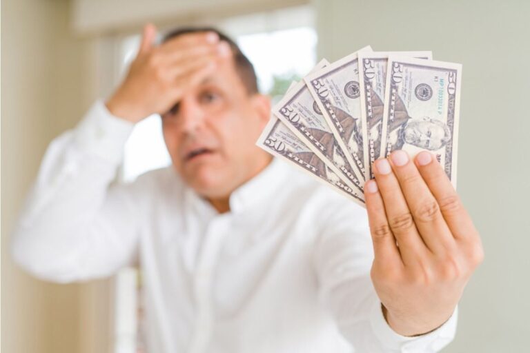 Dad Says He Refused to Share His Work Bonus With Extended Family, Now He’s Being Called “Cold and Ungenerous”