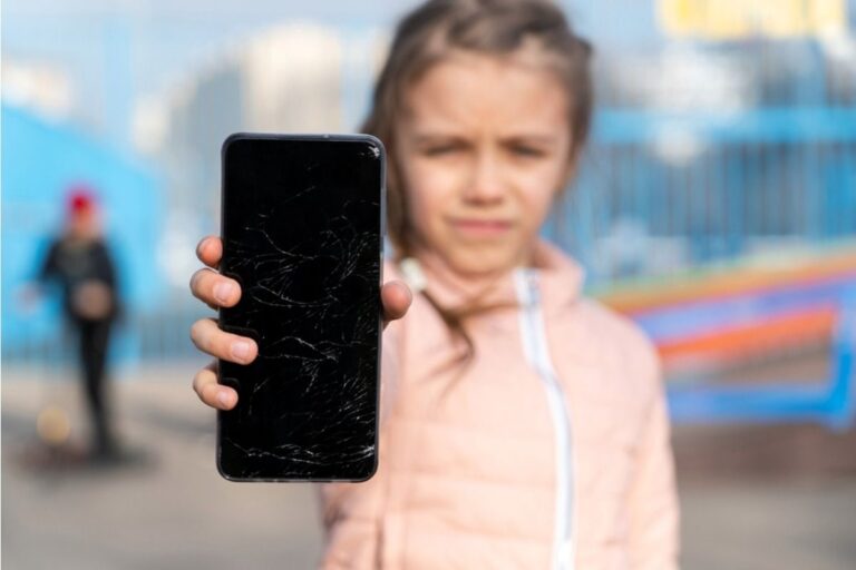 Dad Says He Refused to Upgrade His Child’s Phone Like Everyone Else Has, Now He’s Being Told He’s “Out of Touch”
