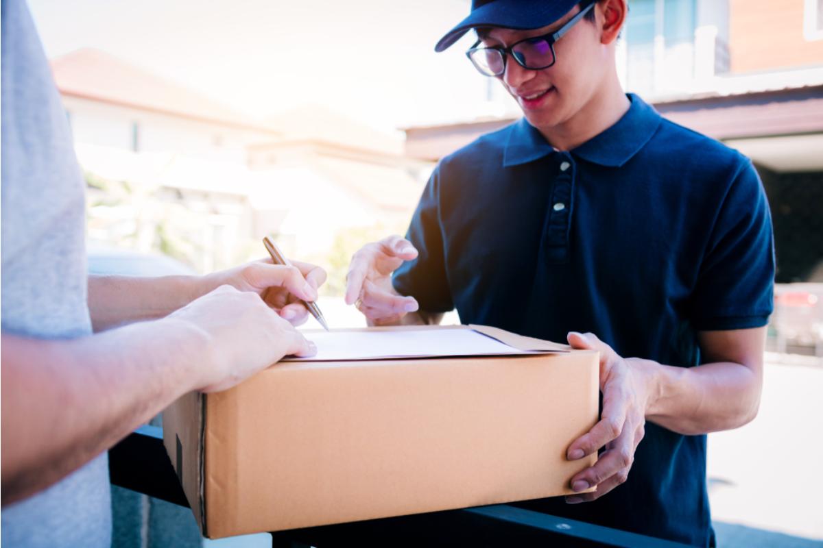 Dad Says His Adult Daughter Keeps Sending Her Packages to His House, Now She Says He’s “Making a Big Deal Out of Nothing”