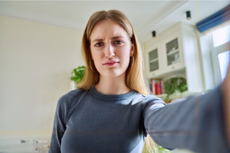 Daughter Says She Refused to Cancel Her Vacation to Help With a Family Emergency, Now Relatives Say She “Only Cares About Herself”