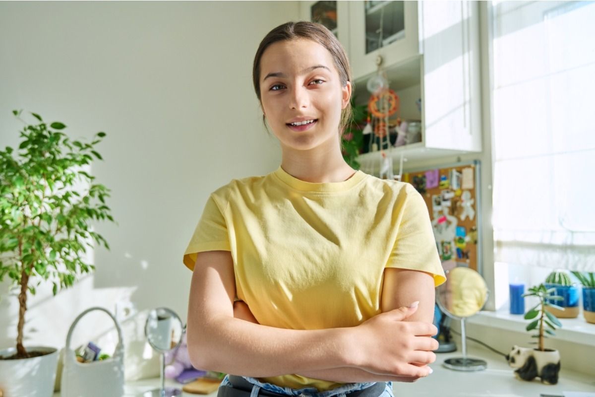 Daughter Says She Refused to Change Her Appearance for Family Photos, Now Relatives Say She “Wanted to Stand Out on Purpose”