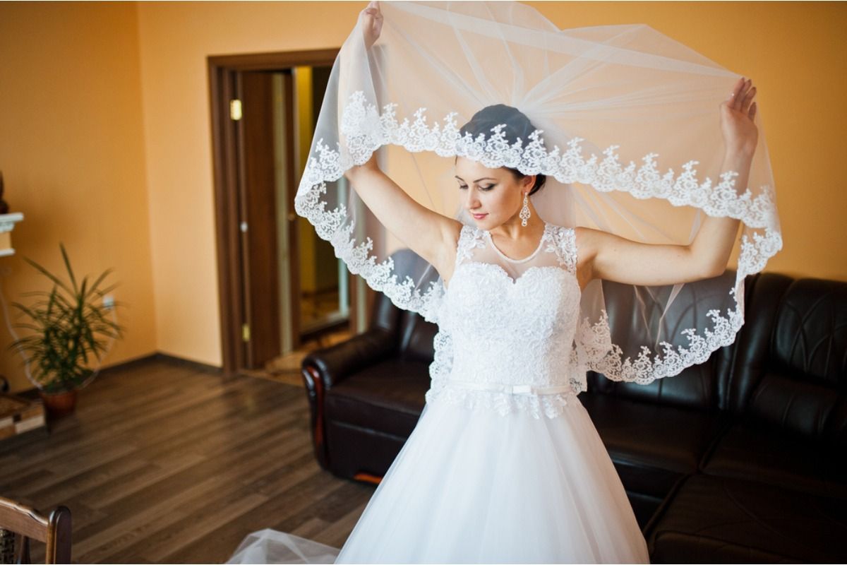 Daughter Says She Refused to Change Her Wedding Plans to Please Relatives, Now Her Family Says She’s “Ignoring Everyone Else’s Feelings”
