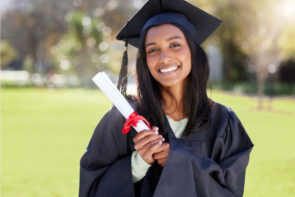 Daughter Says She Refused to Change Seats at Her Graduation for Relatives Who Arrived Late, Now Her Family Says She “Embarrassed Everyone”