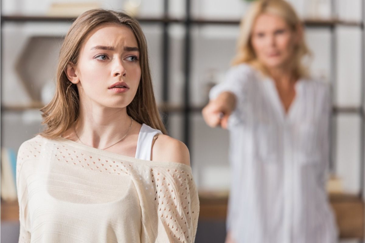 Daughter Says She Refused to Give Her Parents Access to Her Bank Account After Turning 18, Now They Say She’s “Acting Secretive”