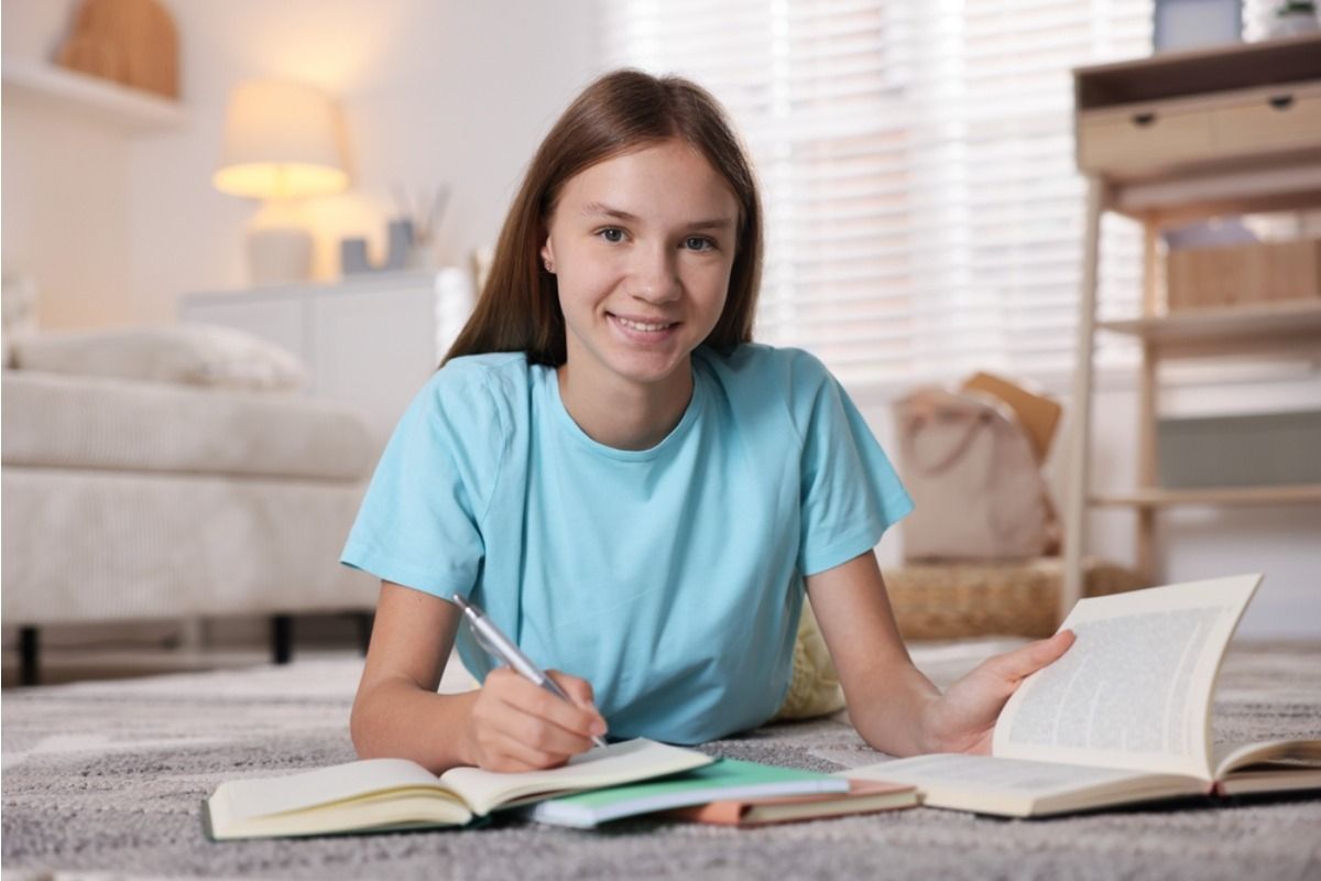 Daughter Says She Refused to Give Up Her Bedroom for Visiting Relatives During Finals Week, Now Her Parents Say She’s “Acting Entitled”