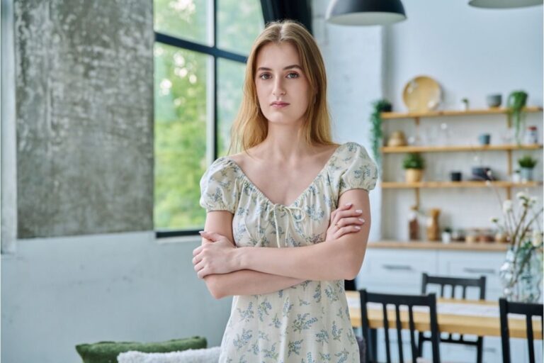 Daughter Says She Refused to Give Up Her Bedroom for Visiting Relatives, Now Her Family Says She’s “Acting Entitled”