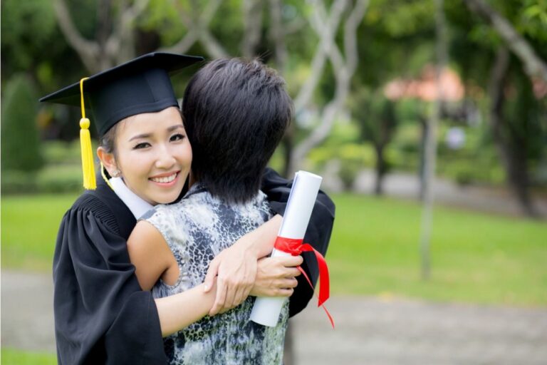 Daughter Says She Refused to Invite Certain Family Members to Her Graduation, Now Her Parents Say She “Created Unnecessary Drama”