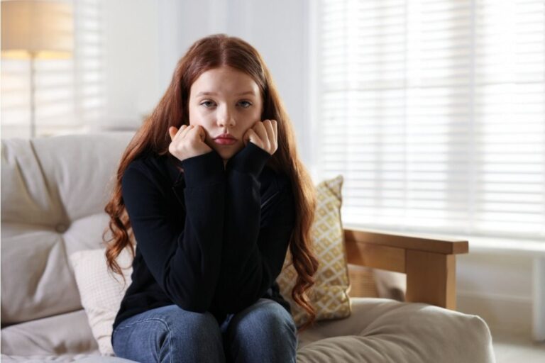 Daughter Says She Refused to Pause Her Vacation to Babysit Younger Siblings, Now Relatives Say She “Only Thinks About Herself”