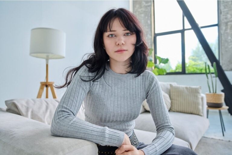 Daughter Says She Refused to Share Her Apartment With Relatives Visiting for Two Weeks, Now Her Family Says She’s “Forgotten Her Roots”