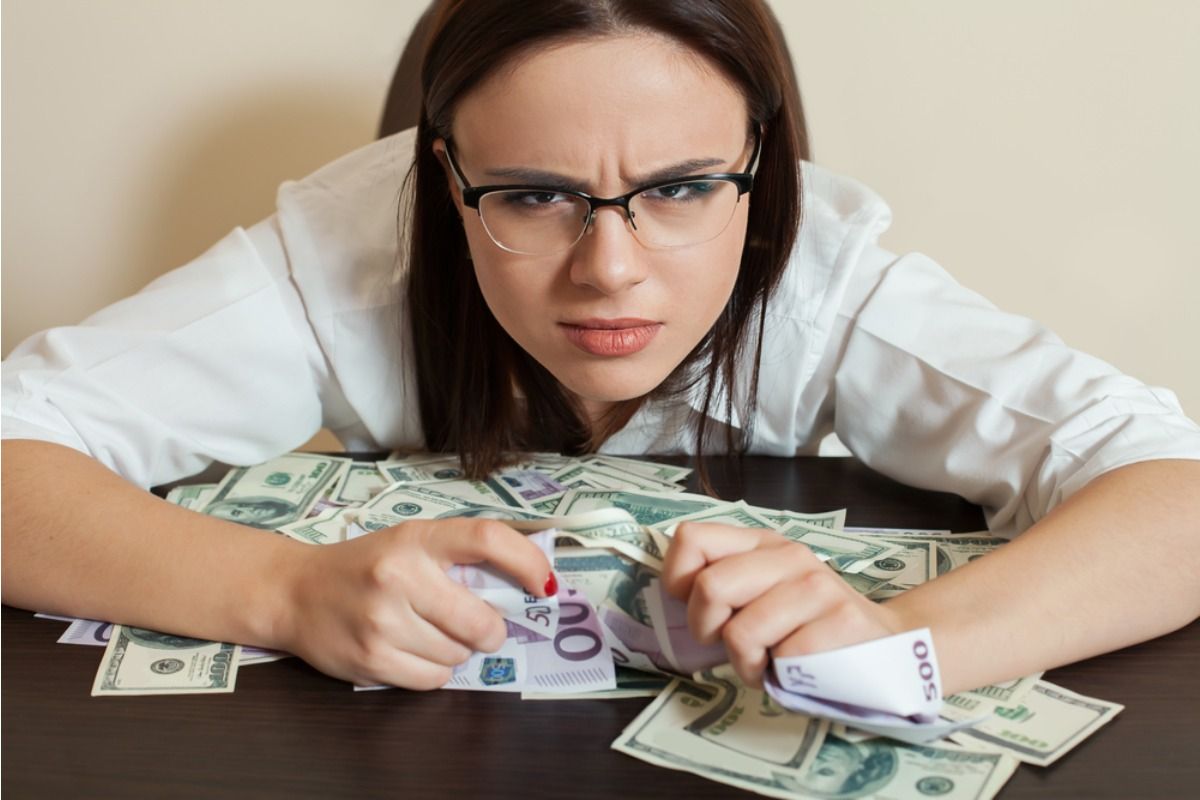 Daughter Says She Refused to Share Her Salary With Extended Family, Now Relatives Say She’s “Acting Secretive About Success”