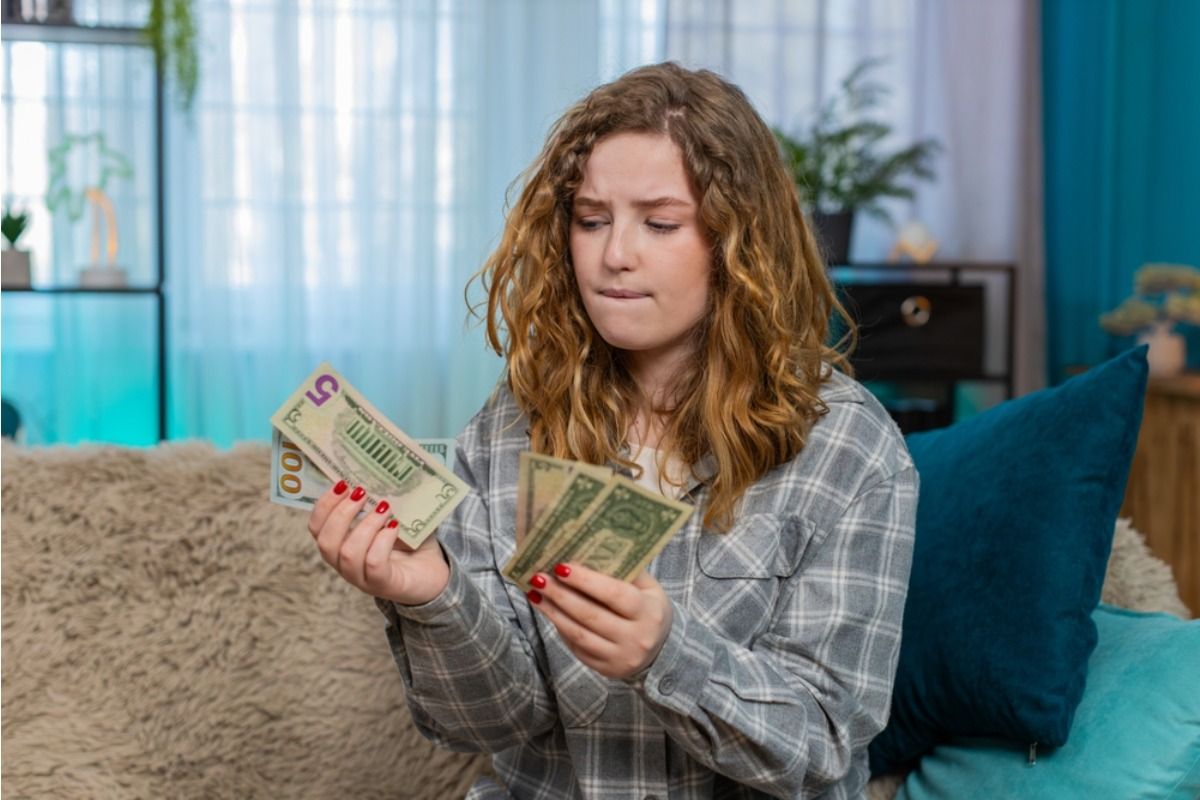 Daughter Says She Refused to Share Her Travel Savings With Family Expenses, Now Relatives Say She’s “Choosing Herself Over Everyone Else”