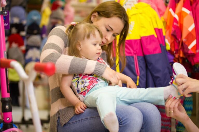 Mom Says She Refused to Buy Matching Trendy Clothes for Her Kids, Now They Say She’s “Making Them Feel Left Out”