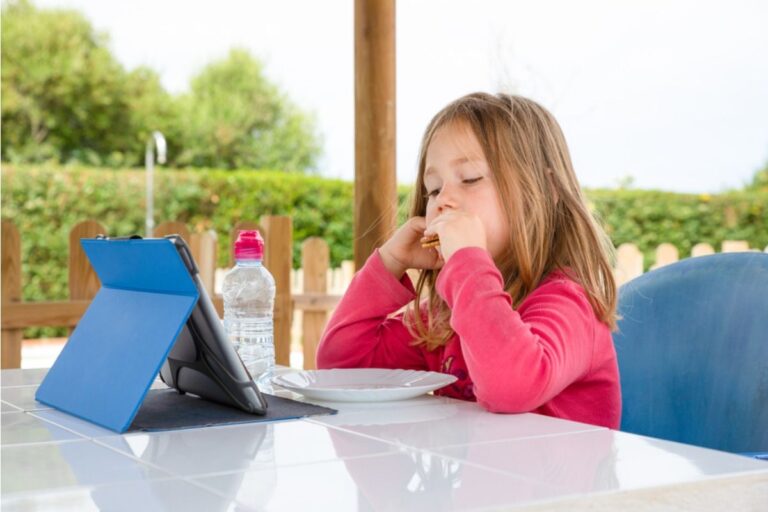 Mom Says She Refused to Let Her Child Bring a Tablet to Every Restaurant, Now Dinner Out Turns Into an Argument Every Time