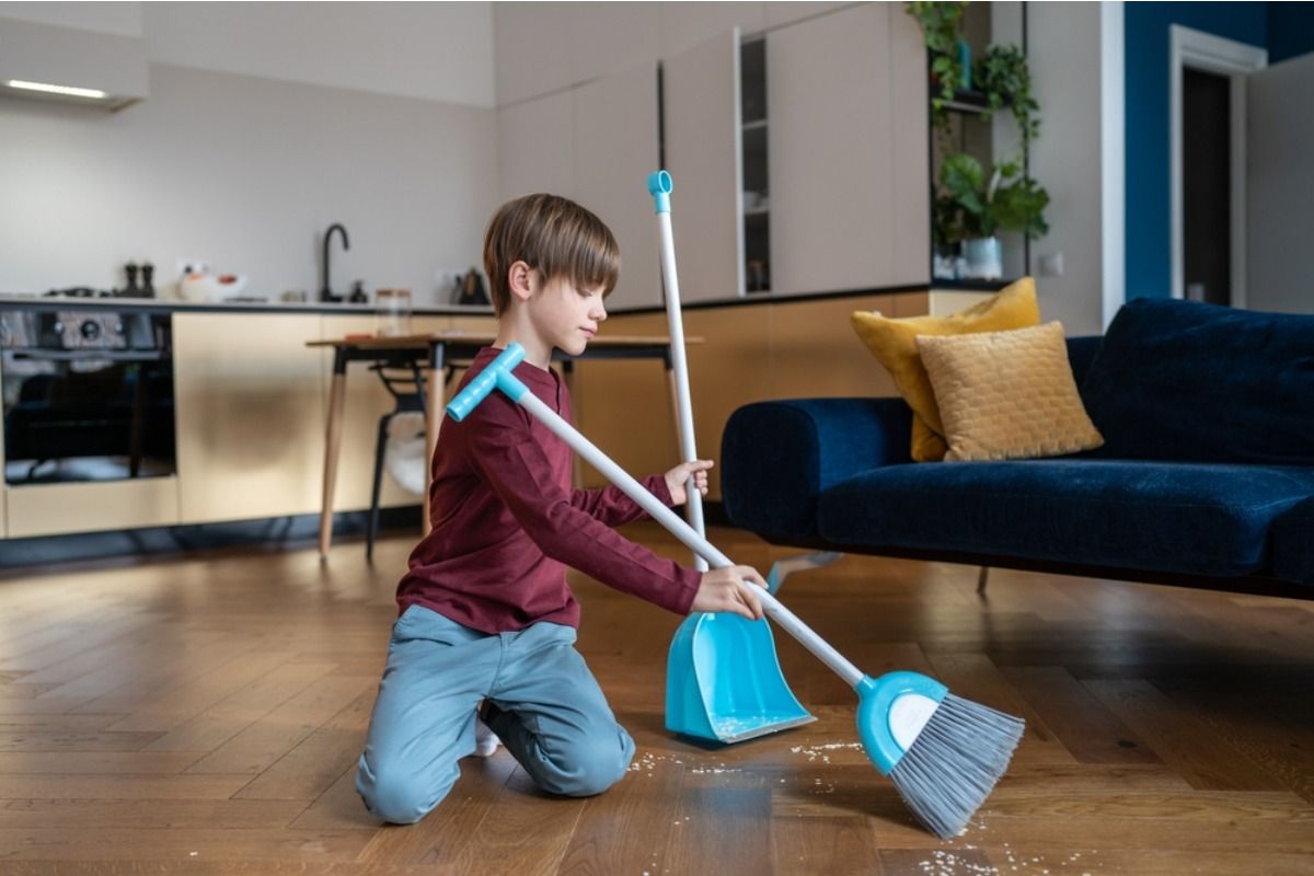 Mom Says She Refused to Let Her Child Skip Chores Just Because Guests Were Visiting, Now the Kid Says She “Only Cares About Rules”