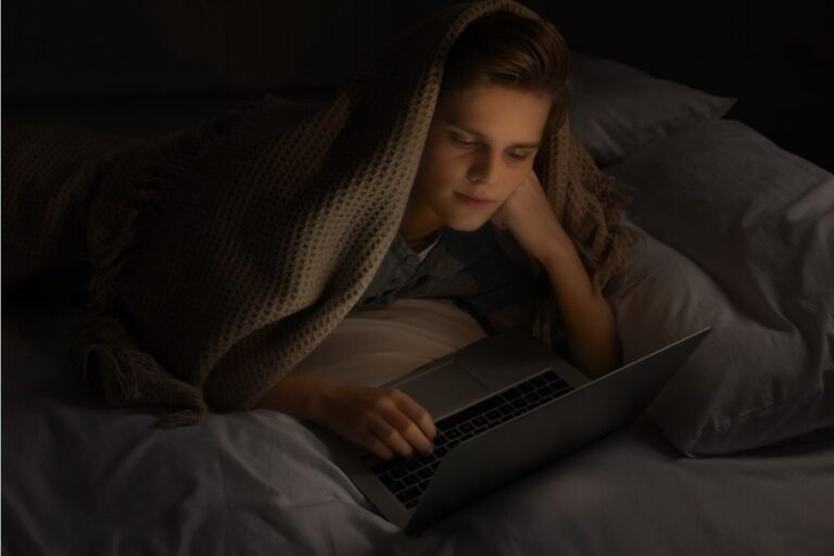 Mom Says She Refused to Let Her Child Stay Home From School After Finishing a TV Series All Night, Now the Teen Says She “Doesn’t Care About Exhaustion”