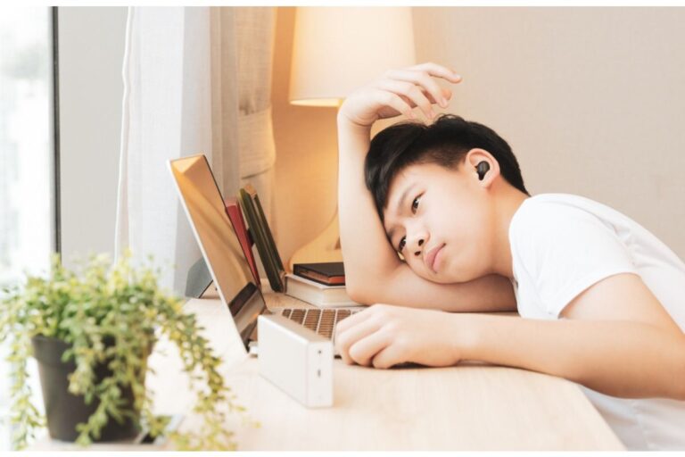 Mom Says She Refused to Replace Her Child’s Lost AirPods Again, Now the Teen Says She “Doesn’t Understand Social Pressure”