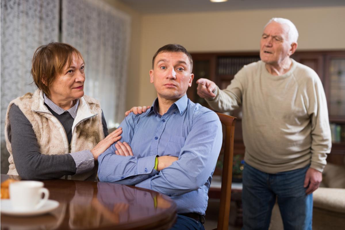 Son Says He Refused to Give His Parents Access to His Wedding Budget, Now They Say He’s “Hiding Something”