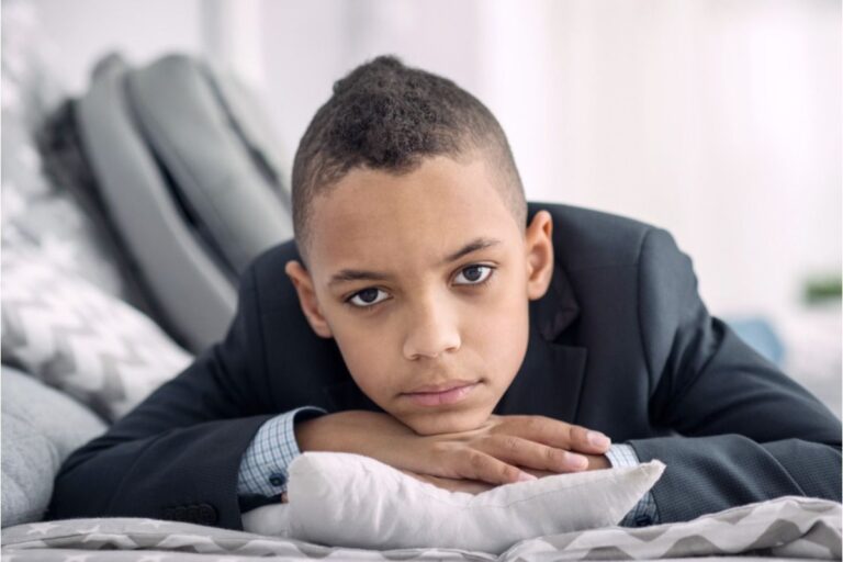 Son Says He Refused to Give Up His Room for Visiting Relatives Again, Now His Family Says He’s “Lost Respect for Tradition”
