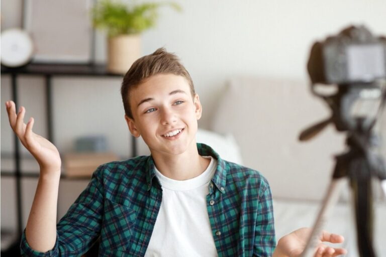 Son Says He Refused to Give Up His Weekend Plans to Babysit Younger Relatives Again, Now His Parents Say He “Never Helps Anyone”