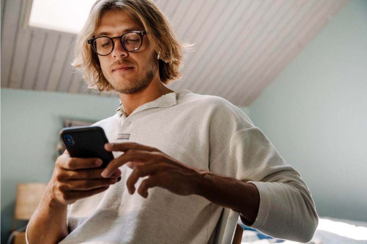 Son Says He Refused to Keep Paying for Family Streaming Accounts After Moving Out, Now Relatives Say He’s “Being Cheap Over Small Things”