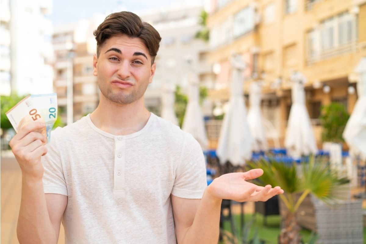 Son Says He Refused to Share His Bonus With Extended Family Requests, Now They Say He’s “Acting Like He’s Better Than Everyone”