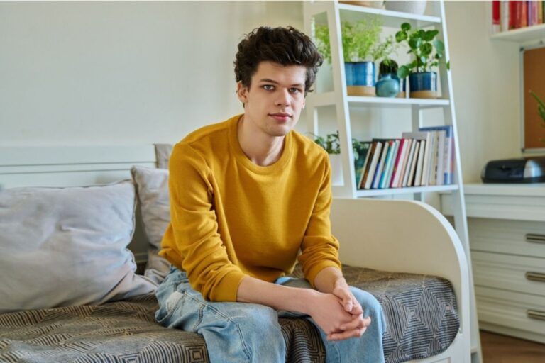 Son Says He Refused to Share His New Apartment With Relatives Visiting the City, Now His Family Says He’s “Forgotten His Values”