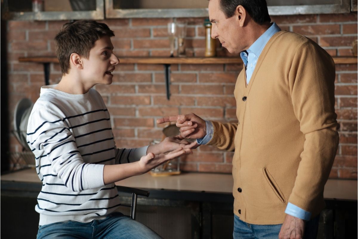Son Says He Refused to Share His Room With Visiting Relatives, Now His Parents Say He’s “Being Disrespectful”