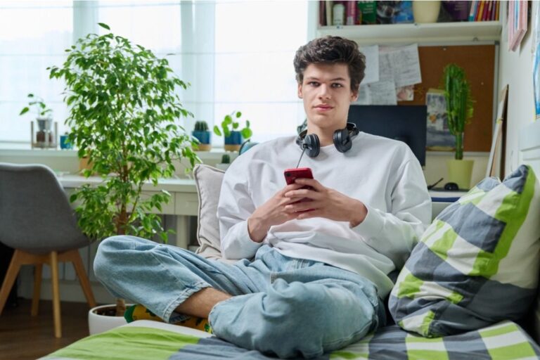 Son Says He Refused to Share His Streaming Accounts With Extended Family, Now They Say He’s “Ungenerous Over Something Small”
