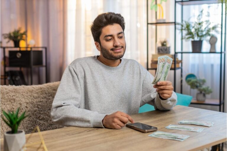 Son Says He Refused to Spend His Bonus on a Family Vacation He Didn’t Want to Go On, Now Relatives Say He’s “Selfish With Money”