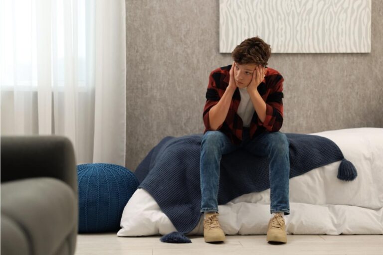 Son Says His Parents Want Him to Share a Hotel Room With Younger Siblings on Vacation, Now They Say He’s “Acting Like a Stranger”