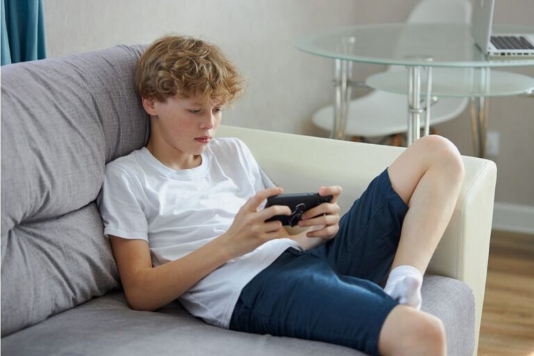 Teen Says He Refused to Delete Old Photos His Parents Found Embarrassing, Now They Say He’s “Ignoring the Family’s Reputation”